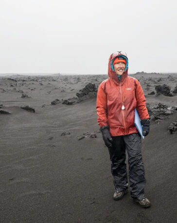Phi hành gia NASA Christina Koch đứng giữa quang cảnh cằn cỗi của Iceland trong một khóa huấn luyện thực địa về địa chất. Ảnh: NASA/Robert Markowitz