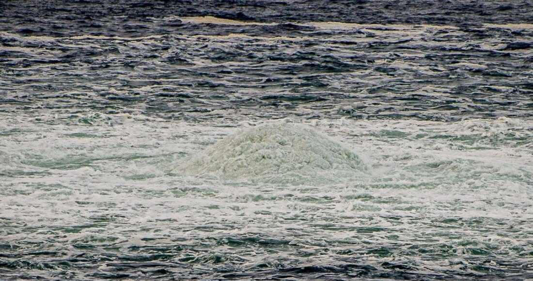 Khí gas tiếp tục trào ra từ các đường ống Nord Stream bị hư hại nhiều ngày sau khi nó bị tấn công hồi tháng 9/2022. Ảnh: AFP