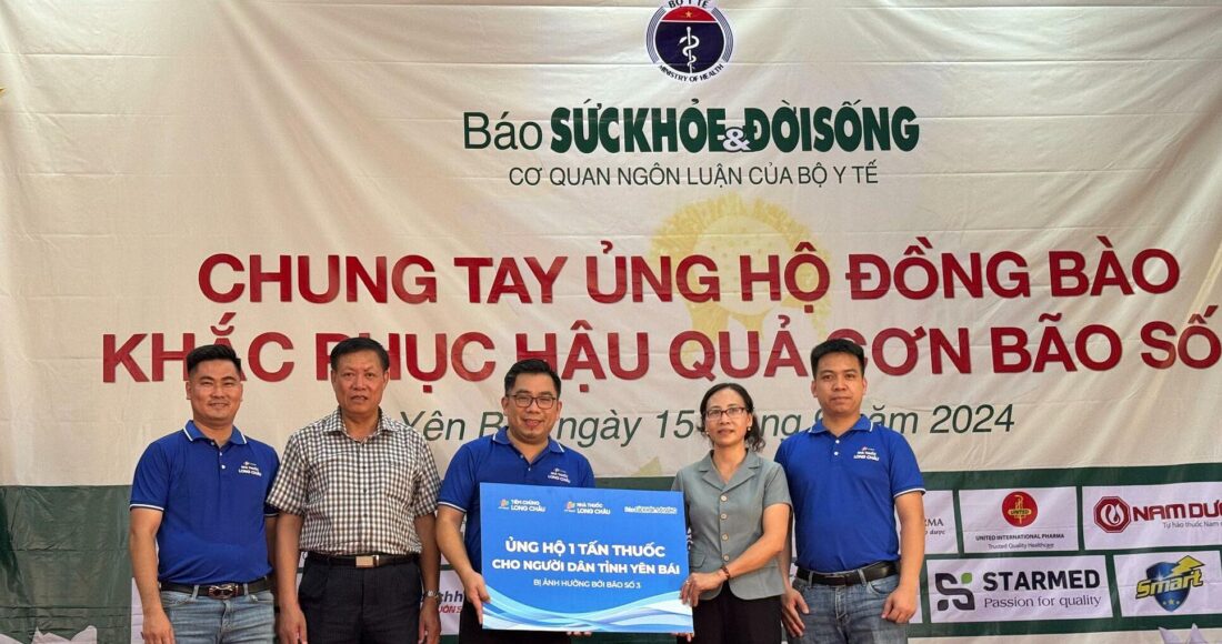 Thứ trưởng thường trực Bộ Y tế Đỗ Xuân Tuyên (thứ hai từ phải sang) cùng đại diện FPT Long Châu tại buổi lễ trao quà bà con xã Việt Thành, huyện Trấn Yên, tỉnh Yên Bái, hôm 15/9. Ảnh: Long Châu