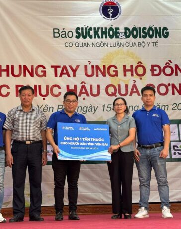 Thứ trưởng thường trực Bộ Y tế Đỗ Xuân Tuyên (thứ hai từ phải sang) cùng đại diện FPT Long Châu tại buổi lễ trao quà bà con xã Việt Thành, huyện Trấn Yên, tỉnh Yên Bái, hôm 15/9. Ảnh: Long Châu