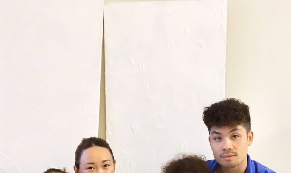 Vợ chồng Mai (28 tuổi) và Michael, 30 tuổi với ba con tại TP HCM, tháng 10/2023. Ảnh: Nhân vật cung cấp