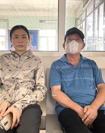 Ông Hoàng Việt Ái và vợ Nguyễn Thị Thơm ở Bệnh viện K cơ sở Tân Triều, Hà Nội để chăm con trai bị u não trán trái, chiều 14/9. Ảnh: Quỳnh Nguyễn
