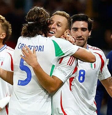 Davide Frattesi ôm Calafiori mừng bàn nâng tỷ số lên 2-1 cho Italy. Ảnh: Reuters