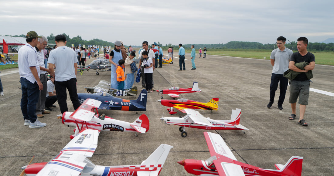 Hàng trăm máy bay mô hình khủng hội tụ biểu diễn tại Hà Nội. Ảnh: Ngọc Thành