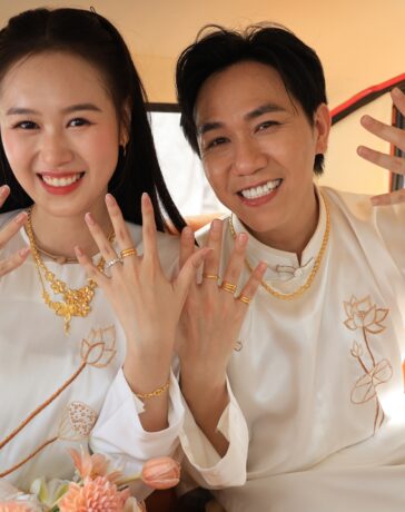 Anh Đức, Quỳnh Anh khoe quà cưới của gia đình, người thân tặng. Ảnh: Maison de Bil
