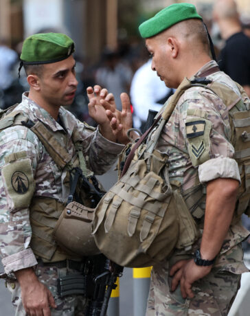 Quân đội Lebanon gác trước cổng bệnh viện tại Beirut ngày 17/8. Ảnh: AFP