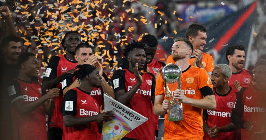 Các cầu thủ Leverkusen nâng Siêu Cup Đức trên sân nhà BayArena, sau khi thắng Stuttgart 4-3 trong loạt luân lưu tối 17/8. Ảnh: AFP