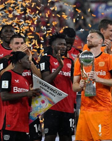 Các cầu thủ Leverkusen nâng Siêu Cup Đức trên sân nhà BayArena, sau khi thắng Stuttgart 4-3 trong loạt luân lưu tối 17/8. Ảnh: AFP