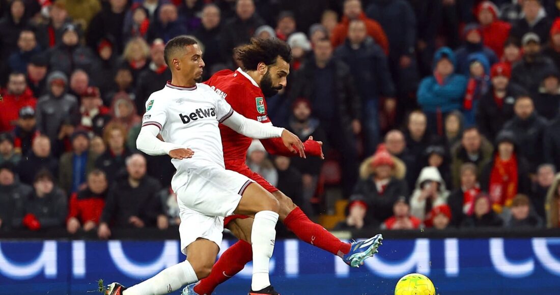 Salah (áo đỏ) ghi bàn trong trận Liverpool thắng West Ham 5-1 tại tứ kết Cup Liên đoàn Anh trên sân Anfield tối 20/12/2023. Ảnh: Reuters