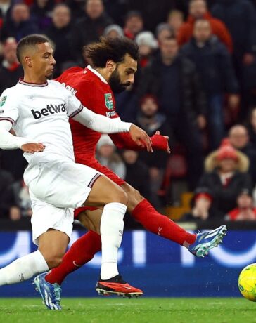 Salah (áo đỏ) ghi bàn trong trận Liverpool thắng West Ham 5-1 tại tứ kết Cup Liên đoàn Anh trên sân Anfield tối 20/12/2023. Ảnh: Reuters