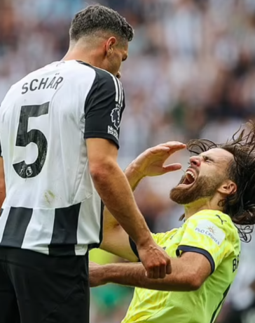 Schar húc đầu vào trán, khiến Diaz ngã ngửa ra sau trong trận đấu giữa Newcastle và Southampton ở vòng 1 Ngoại hạng Anh mùa 2024-2025. Ảnh: AFP.