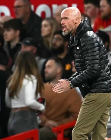 Ten Hag mừng bàn trong trận Man Utd 7-0 Barnsley tối 17/9. Ảnh: PA