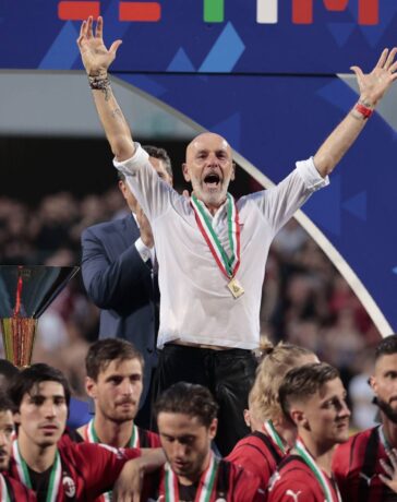 HLV Pioli (áo trắng) mừng chức vô địch Serie A với Milan mùa 2021-2022. Ảnh: EPA