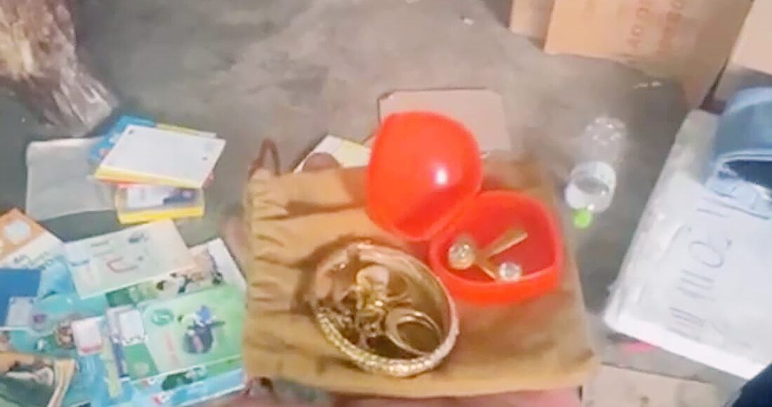 Túi nữ trang được nhóm chị Vân Nam tìm thấy trong thùng hàng cứu trợ từ Đà Nẵng gửi lên Lào Cai, chiều 16/9. Ảnh: Viên Sa