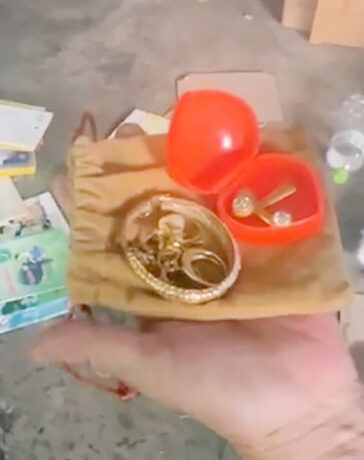 Túi nữ trang được nhóm chị Vân Nam tìm thấy trong thùng hàng cứu trợ từ Đà Nẵng gửi lên Lào Cai, chiều 16/9. Ảnh: Viên Sa