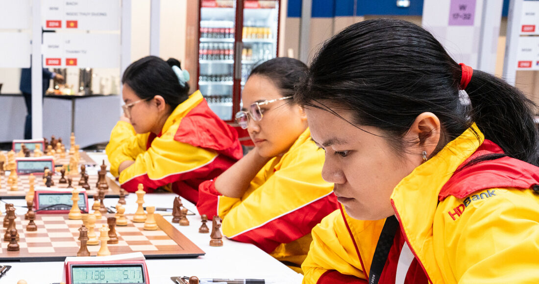 PPhamj Lê Thảo Nguyên, Lương Phương Hạnh và Bạch Ngọc Thùy Dương (từ phải sang) trong trận gặp Ireland ở vòng hai bảng Nữ Olympiad cờ vua tại Budapest, Hungary ngày 12/9/2024. Ảnh: FIDE