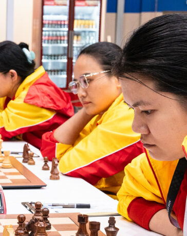PPhamj Lê Thảo Nguyên, Lương Phương Hạnh và Bạch Ngọc Thùy Dương (từ phải sang) trong trận gặp Ireland ở vòng hai bảng Nữ Olympiad cờ vua tại Budapest, Hungary ngày 12/9/2024. Ảnh: FIDE