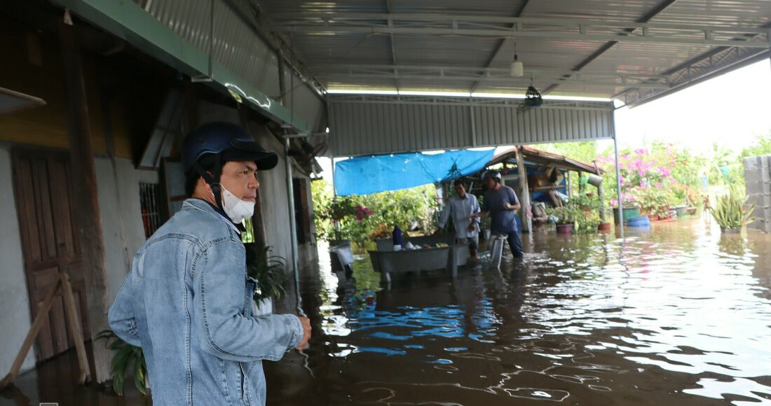 Nước bất ngờ tràn vào nhà dân thôn Phú Sơn, xã Hàm Mỹ, sáng 28/8. Ảnh: Việt Quốc