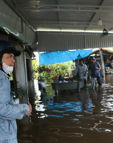 Nước bất ngờ tràn vào nhà dân thôn Phú Sơn, xã Hàm Mỹ, sáng 28/8. Ảnh: Việt Quốc