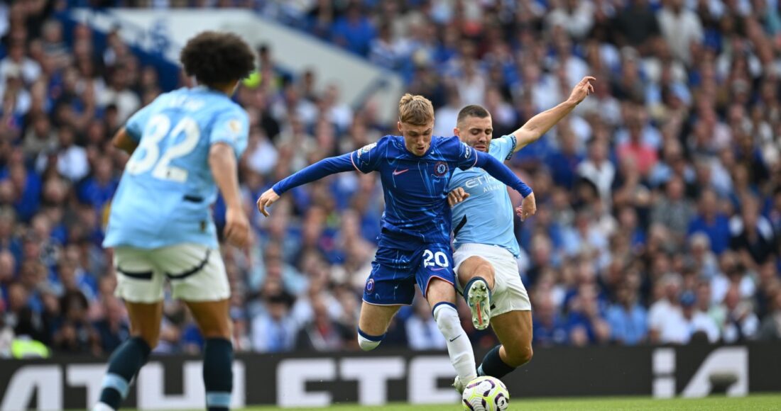 Palmer (áo xanh đậm) chơi trận Chelsea 0-2 Man City ở vòng một Ngoại hạng Anh hôm 18/8. Ảnh: CFC