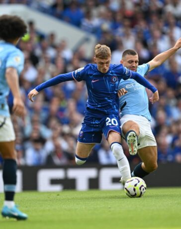 Palmer (áo xanh đậm) chơi trận Chelsea 0-2 Man City ở vòng một Ngoại hạng Anh hôm 18/8. Ảnh: CFC