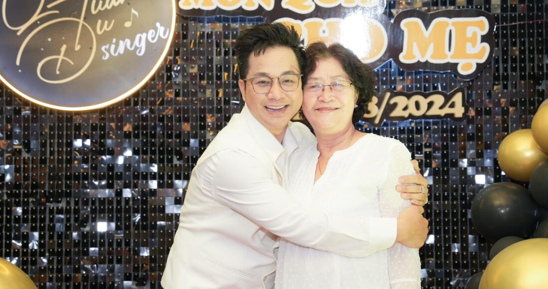 Quách Tuấn Du bên mẹ tại tiệc tân gia. Ảnh: Nhân vật cung cấp