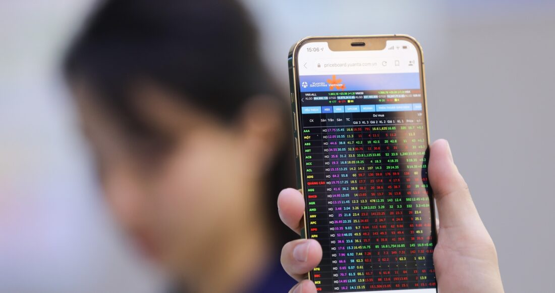 Giao dịch chứng khoán tại chi nhánh Công ty chứng khoán Yuanta ở quận 1, TP HCM. Ảnh: Quỳnh Trần