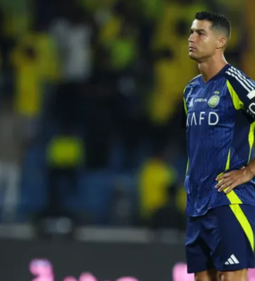 Ronaldo thất thần khi Al Nassr thua ngược trong trận tranh Cup đầu tiên của mùa giải 2024-2025.