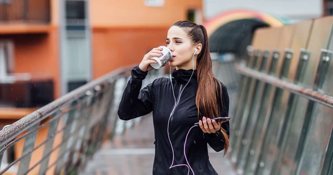 Uống cà phê có nhiều lợi ích, nhưng liều lượng và thời gian sử dụng tùy thuộc và thay đổi vào từng runner. Ảnh: Shutterstock