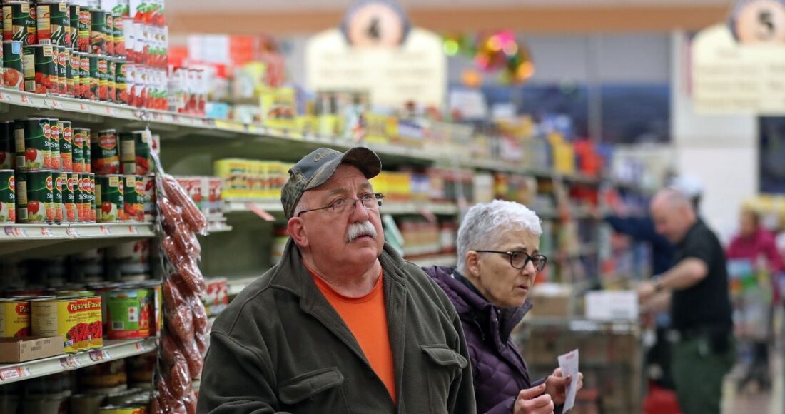 Người dân mua sắm trong một siêu thị ở West Bridgewater, Massachusetts. Ảnh: Boston Globe