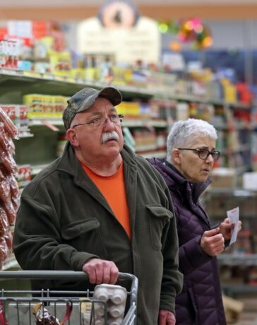 Người dân mua sắm trong một siêu thị ở West Bridgewater, Massachusetts. Ảnh: Boston Globe