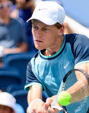 Sinner trả bóng trong trận đấu Andrey Rublev ở tứ kết Cincinnati Masters 2024.