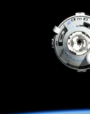 Tàu Starliner của Boeing tiếp cận Trạm Vũ trụ Quốc tế (ISS) để ghép nối đầu tháng 6. Ảnh: NASA TV