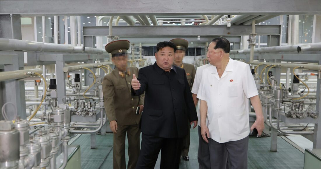 Lãnh đạo Triều Tiên Kim Jong-un thị sát cơ sở làm giàu vật liệu hạt nhân cấp vũ khí, trong hình ảnh được công bố ngày 13/9. Ảnh: Rodong Sinmun
