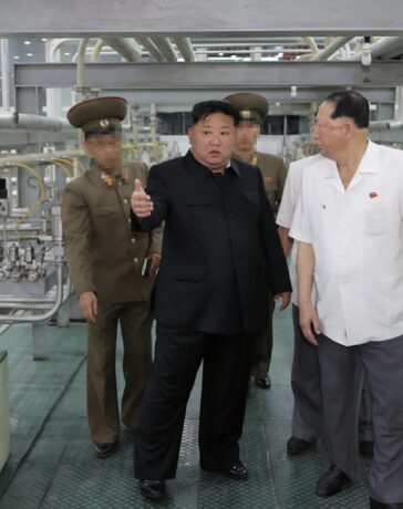 Lãnh đạo Triều Tiên Kim Jong-un thị sát cơ sở làm giàu vật liệu hạt nhân cấp vũ khí, trong hình ảnh được công bố ngày 13/9. Ảnh: Rodong Sinmun