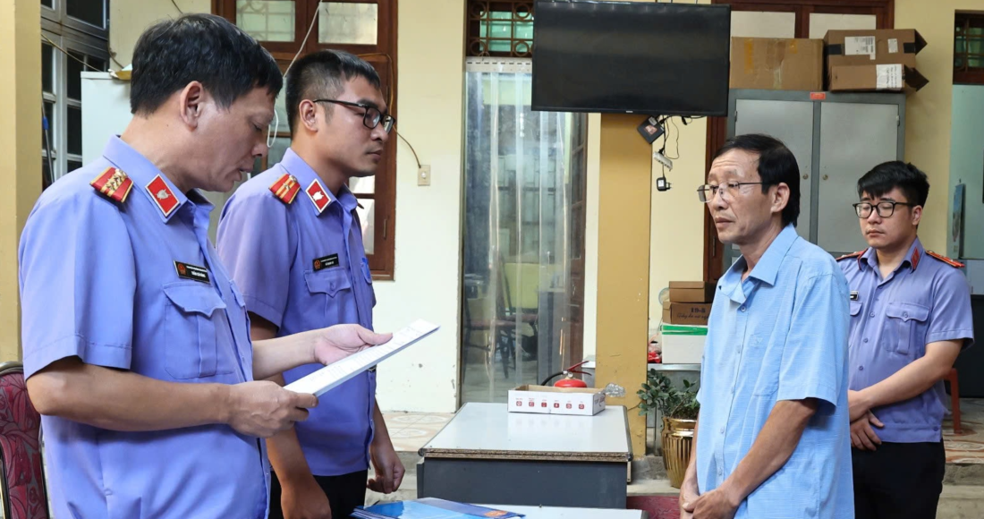 Cơ quan điều tra VKS tống đạt quyết định khởi tố với bị can Hùng. Ảnh: Phạm Phương