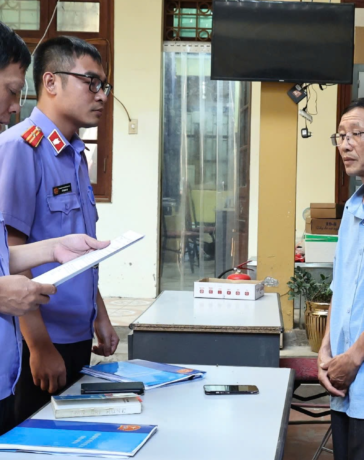 Cơ quan điều tra VKS tống đạt quyết định khởi tố với bị can Hùng. Ảnh: Phạm Phương