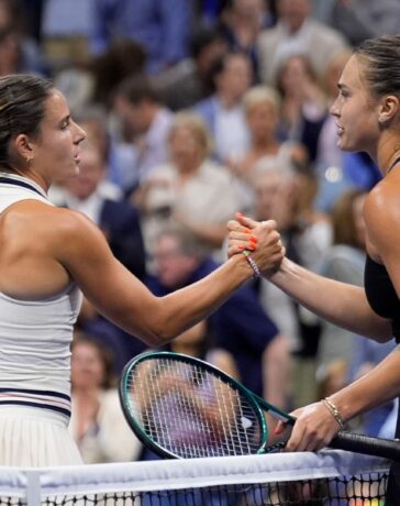 Sabalenka bắt tay Navarro sau trận bán kết Mỹ Mở rộng, trên sân Arthur Ashe tối 7/9. Ảnh: Reuters
