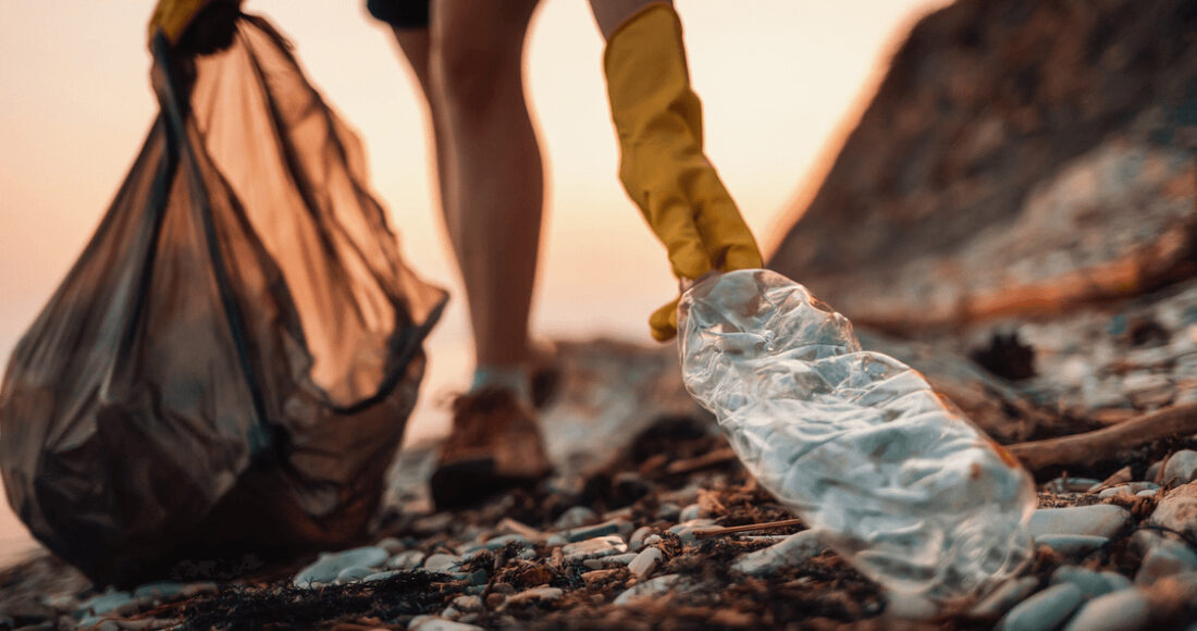 Vi nhựa từ chai nhựa ảnh hưởng tiêu cực đến hệ sinh thái. Ảnh: iStock