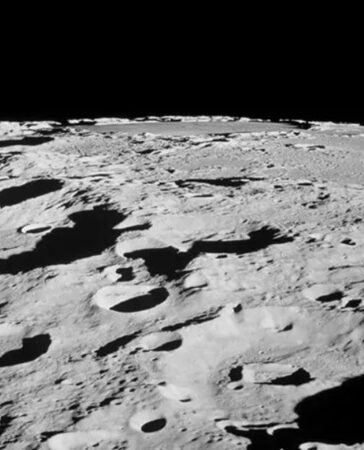 Những miệng hố trên bề mặt Mặt Trăng. Ảnh: Science News