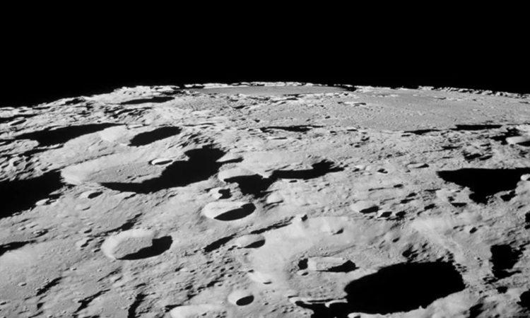 Những miệng hố trên bề mặt Mặt Trăng. Ảnh: Science News