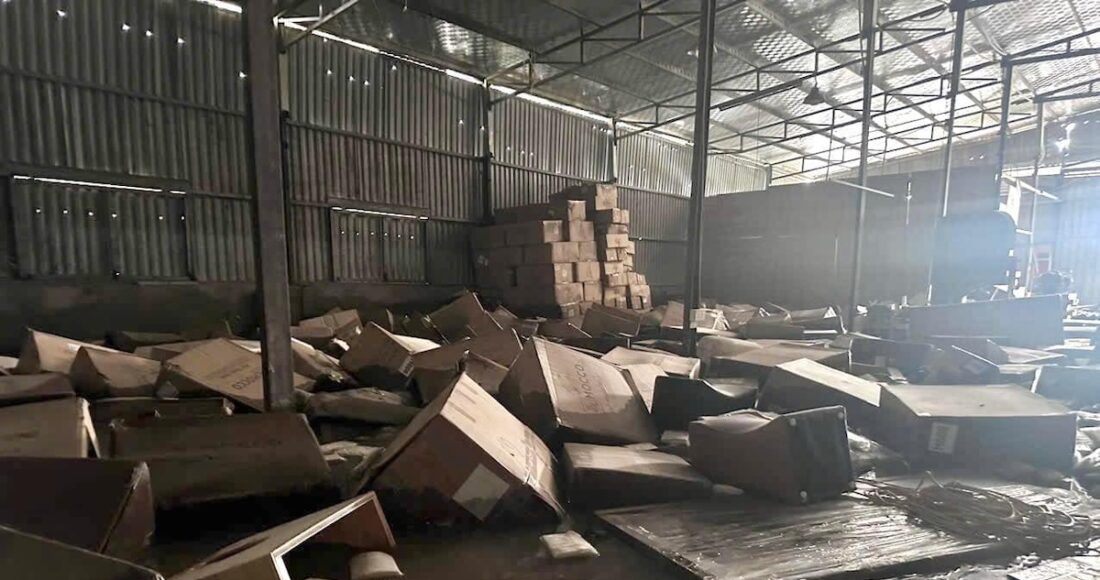 Một xưởng nội thất rộng hơn 400 m2 ở Long Biên, Hà Nội bị ngập nước, sáng 12/9. Ảnh: NVCC