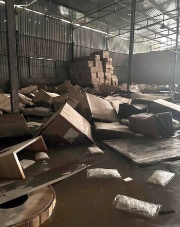 Một xưởng nội thất rộng hơn 400 m2 ở Long Biên, Hà Nội bị ngập nước, sáng 12/9. Ảnh: NVCC