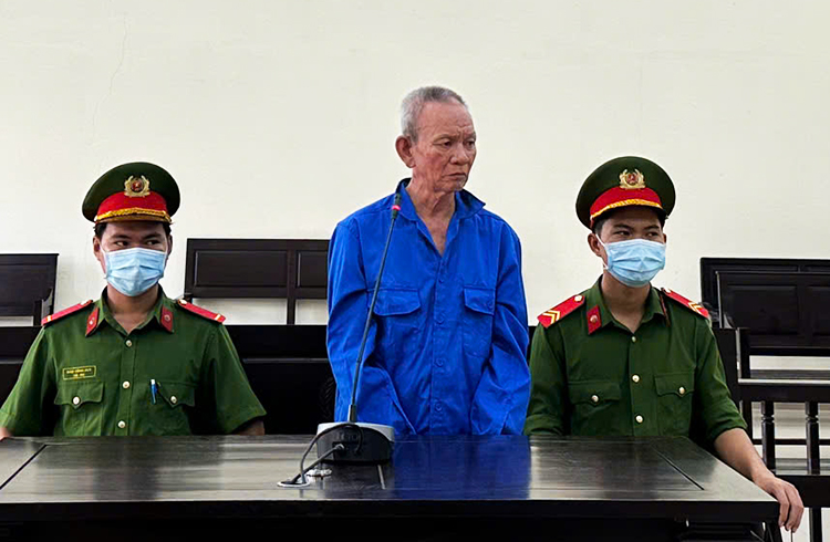 Nguyễn Văn Đuột tại tòa. Ảnh: Nam An