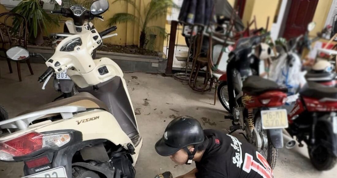 Nhóm của Đức Thắng sửa xe miễn phí cho người dân vì mưa ngập, tại Lê Chân, Hải Phòng, ngày 12/9. Ảnh nhân vật cung cấp