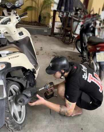 Nhóm của Đức Thắng sửa xe miễn phí cho người dân vì mưa ngập, tại Lê Chân, Hải Phòng, ngày 12/9.  Ảnh nhân vật cung cấp
