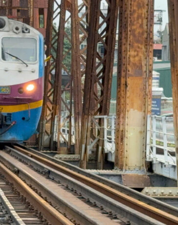 Tàu chạy thử trên cầu Long Biên sáng 13/9. Ảnh: Anh Duy