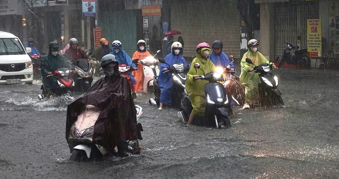 Nhiều tuyến phố trung tâm Đà Nẵng bị ngập cục bộ, sáng 18/9. Ảnh: Ngọc Trường