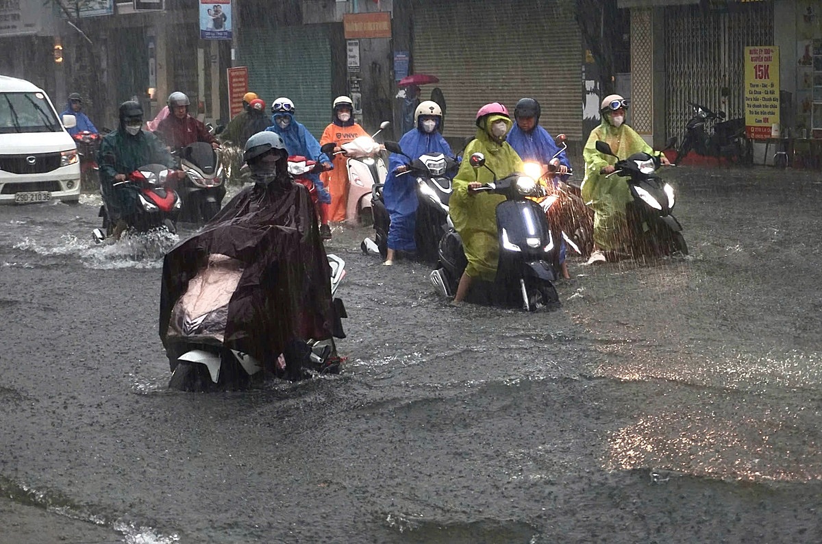 Nhiều tuyến phố trung tâm Đà Nẵng bị ngập cục bộ, sáng 18/9. Ảnh: Ngọc Trường