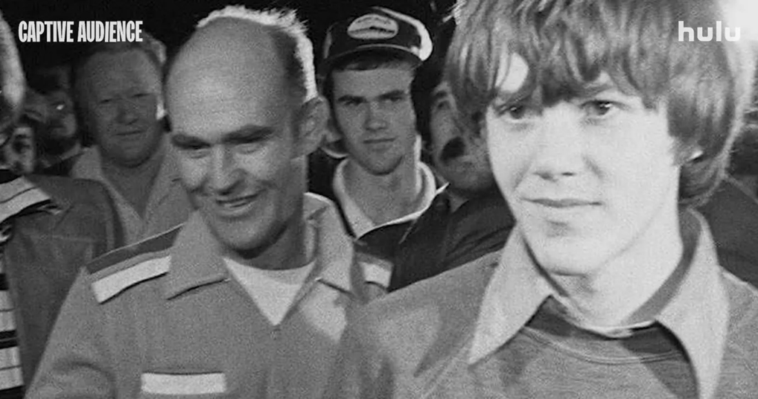 Steven Stayner (phải) trong ngày đoàn tụ cùng gia đình, Cary Stayner đội mũ đứng phía sau. Ảnh: Hulu